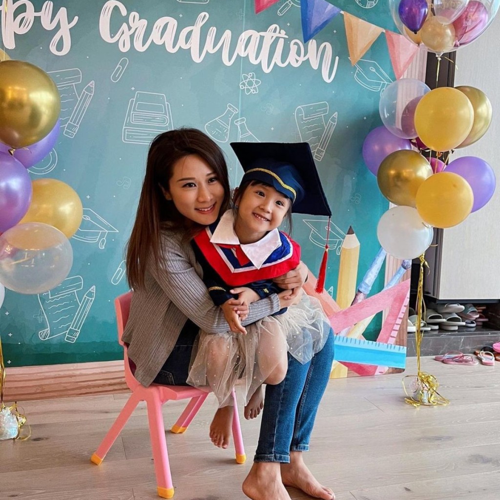 張嘉兒經常分享與女兒的生活照。